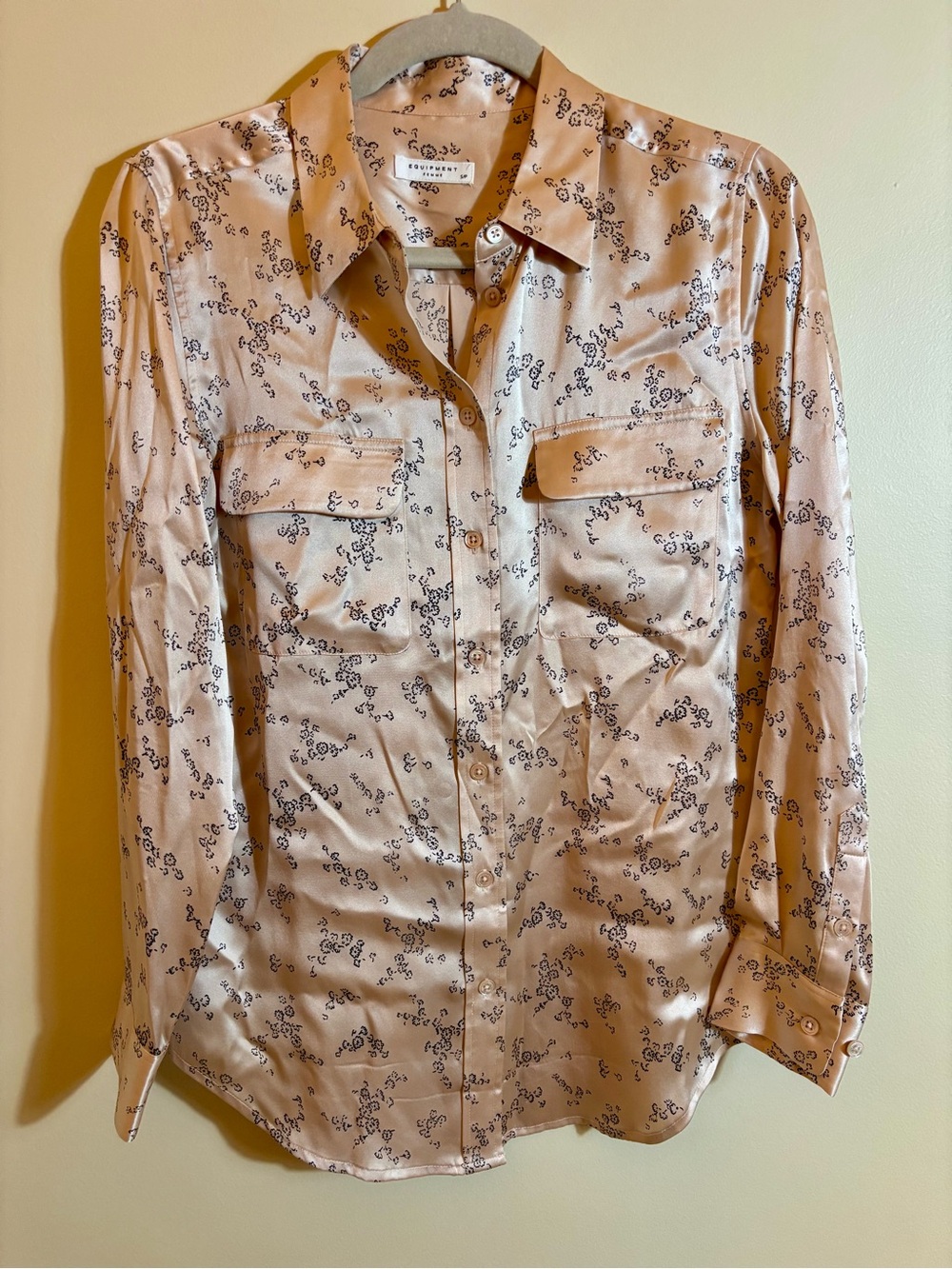Equipment Silk Button-Up Shirt in Blush Floral with Black Floral Print size Smal